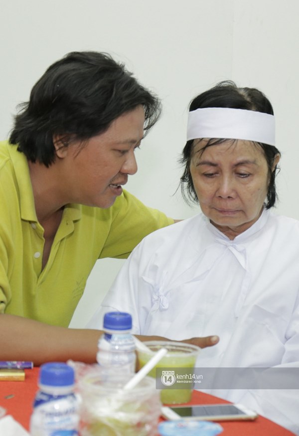 Những giọt nước mắt rơi trong lễ tang nghệ sĩ Nguyễn Chánh Tín: Tuần trước anh còn rủ đi nhậu, vậy mà giờ không còn-10