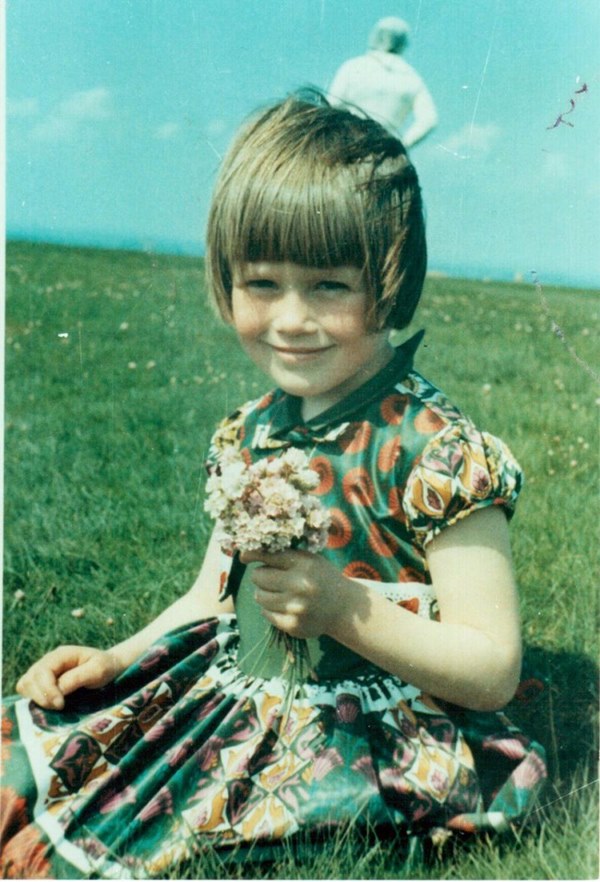 Chụp ảnh cho con gái trên bãi cỏ, người cha giật mình khi phát hiện bóng người trắng bí ẩn ngay phía sau, hơn 50 năm vẫn không ai lý giải nổi-1