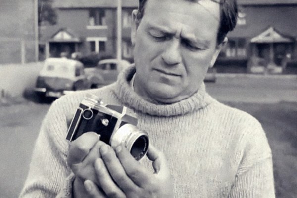 Chụp ảnh cho con gái trên bãi cỏ, người cha giật mình khi phát hiện bóng người trắng bí ẩn ngay phía sau, hơn 50 năm vẫn không ai lý giải nổi-2