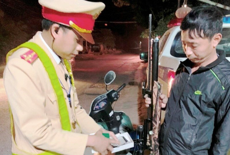 Bị kiểm tra nồng độ cồn, người đàn ông mang theo súng và 100 viên đạn nói đi bắn chim-1