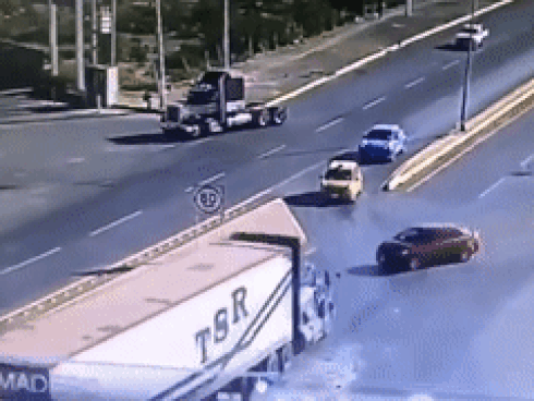 Người phụ nữ bị xe tải cán tử vong do tránh ôtô mở cửa-1