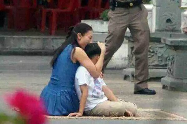Tiểu hoàng tử Thái Lan từng gây chú ý khi quỳ lạy mẹ trong giây phút mãi chia xa gây bất ngờ với hình ảnh hiện tại-2