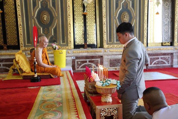 Tiểu hoàng tử Thái Lan từng gây chú ý khi quỳ lạy mẹ trong giây phút mãi chia xa gây bất ngờ với hình ảnh hiện tại-4