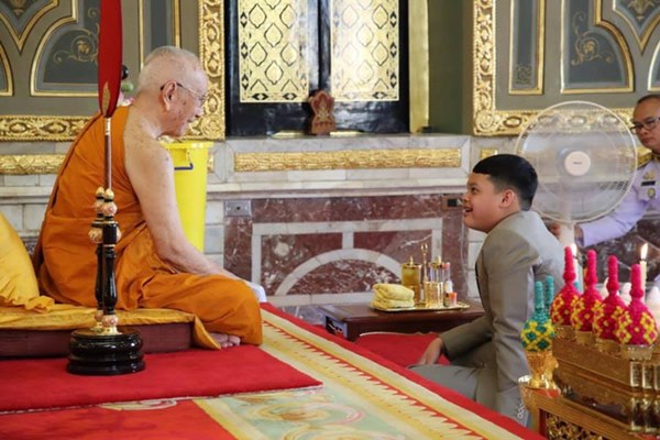 Tiểu hoàng tử Thái Lan từng gây chú ý khi quỳ lạy mẹ trong giây phút mãi chia xa gây bất ngờ với hình ảnh hiện tại-5