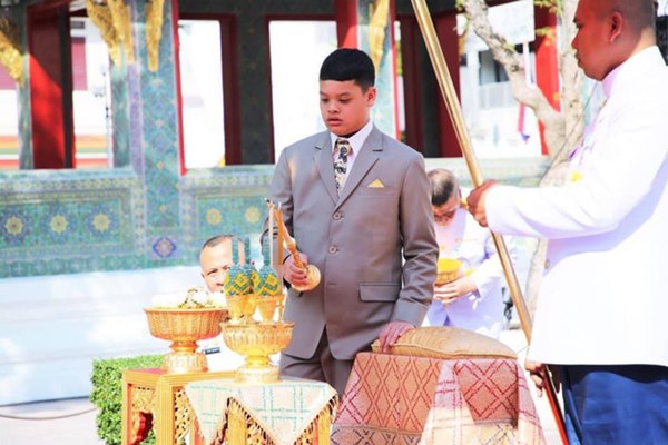 Tiểu hoàng tử Thái Lan từng gây chú ý khi quỳ lạy mẹ trong giây phút mãi chia xa gây bất ngờ với hình ảnh hiện tại-6