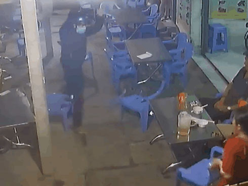 Bức ảnh hội bạn tụ họp trông thì rất bình thường nhưng đạt lượng viral khủng cũng nhờ thứ nam thanh niên cầm trên tay đặc biệt gây chú ý-2