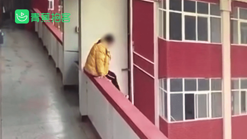 Bị cô giáo bắt gặp hút thuốc trong nhà vệ sinh, nữ sinh lao thẳng từ tầng 5 xuống đất tự tử sau khi viết bản kiểm điểm-2