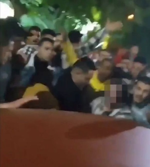 Phẫn nộ với hình ảnh đám đông toàn đàn ông tấn công tình dục một người phụ nữ mặc váy ngắn bất chấp tiếng la hét cầu cứu của cô-1