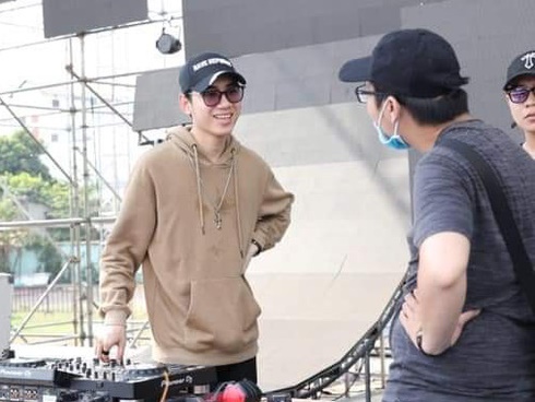 Lộ hình ảnh Jack ôm chặt mẹ nuôi sau khi suýt bị tai nạn trên phim trường, chứng minh lời nói của đạo diễn là có thật?-5