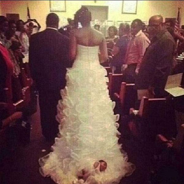 Bức ảnh chụp đám cưới gây xôn xao bởi mọi sự chú ý dồn vào đứa trẻ 1 tháng tuổi bị buộc vào chân váy của cô dâu-1