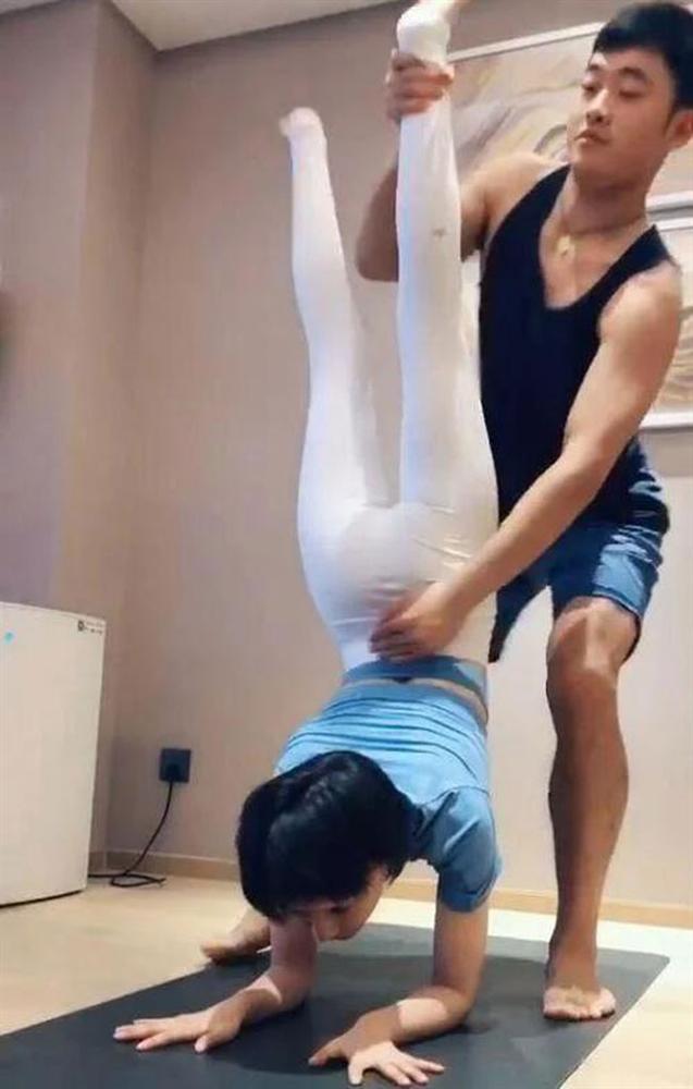 Nhận được vài tấm hình có tư thế nhạy cảm” của bạn gái, chàng trai đòi chia tay, sau khi nhìn hình ai cũng gật gù vì ghen là đúng quá-3