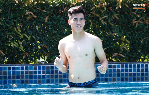 Tiến Linh cover xung quanh anh toàn là nước của Đen Vâu, tuyển thủ U23 Việt Nam khoe body săn chắc-1