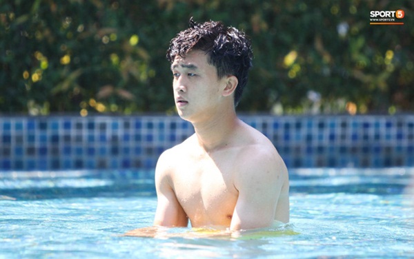 Tiến Linh cover xung quanh anh toàn là nước của Đen Vâu, tuyển thủ U23 Việt Nam khoe body săn chắc-10