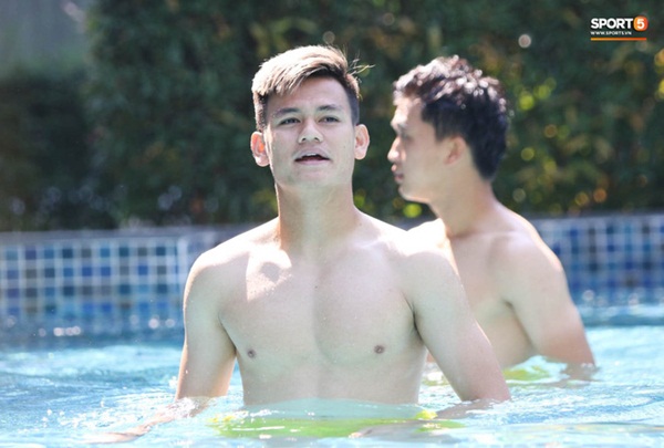 Tiến Linh cover xung quanh anh toàn là nước của Đen Vâu, tuyển thủ U23 Việt Nam khoe body săn chắc-6