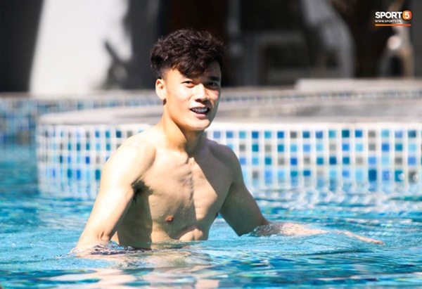 Tiến Linh cover xung quanh anh toàn là nước của Đen Vâu, tuyển thủ U23 Việt Nam khoe body săn chắc-8