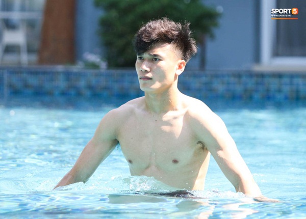 Tiến Linh cover xung quanh anh toàn là nước của Đen Vâu, tuyển thủ U23 Việt Nam khoe body săn chắc-9