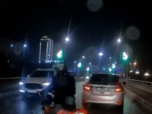 Tài xế xe máy suýt chết khi ngã trước đầu 2 ôtô-1