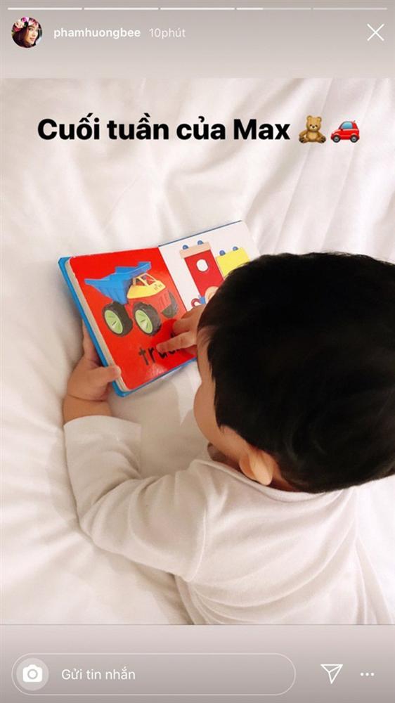 Quý tử nhà Phạm Hương mới hơn 1 tuổi đã tập tành học vẽ, sở thích đặc biệt với sách: Mầm non tương lai của Vbiz là đây!-1