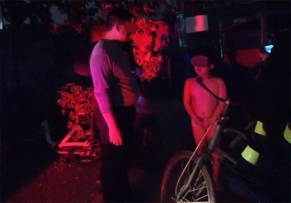 Không nghe lời, con bị cha phạt mặc đồ lót đứng trong đêm lạnh-1