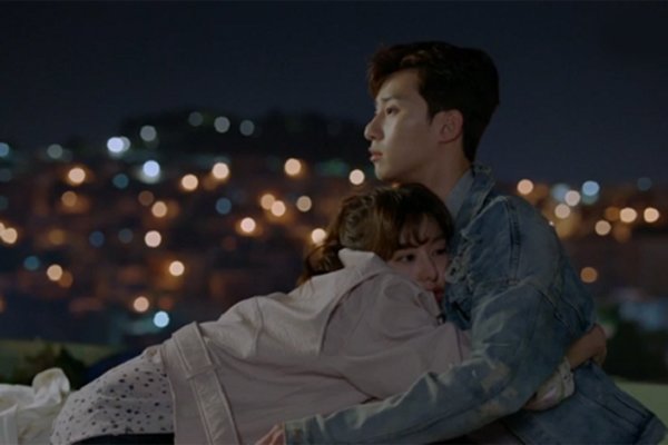 Mang đồ ăn tới chỗ làm cho bạn gái, tôi giật mình nhìn em ngồi lên đùi kẻ khác-1