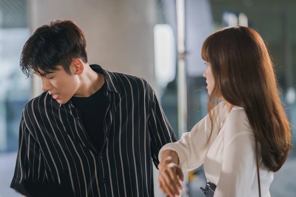 Mang đồ ăn tới chỗ làm cho bạn gái, tôi giật mình nhìn em ngồi lên đùi kẻ khác-2