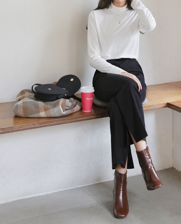 Diện đồ tối màu vào ngày mưa là sáng suốt nhất, nhưng bạn hãy ghim 3 tips để không hóa già đau già đớn-2