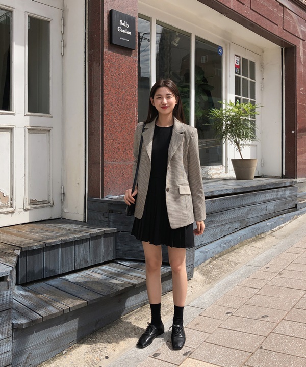 Diện đồ tối màu vào ngày mưa là sáng suốt nhất, nhưng bạn hãy ghim 3 tips để không hóa già đau già đớn-6