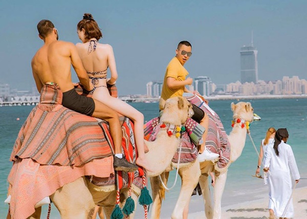 Ngọc Trinh diện bikini dạo biển Dubai-4