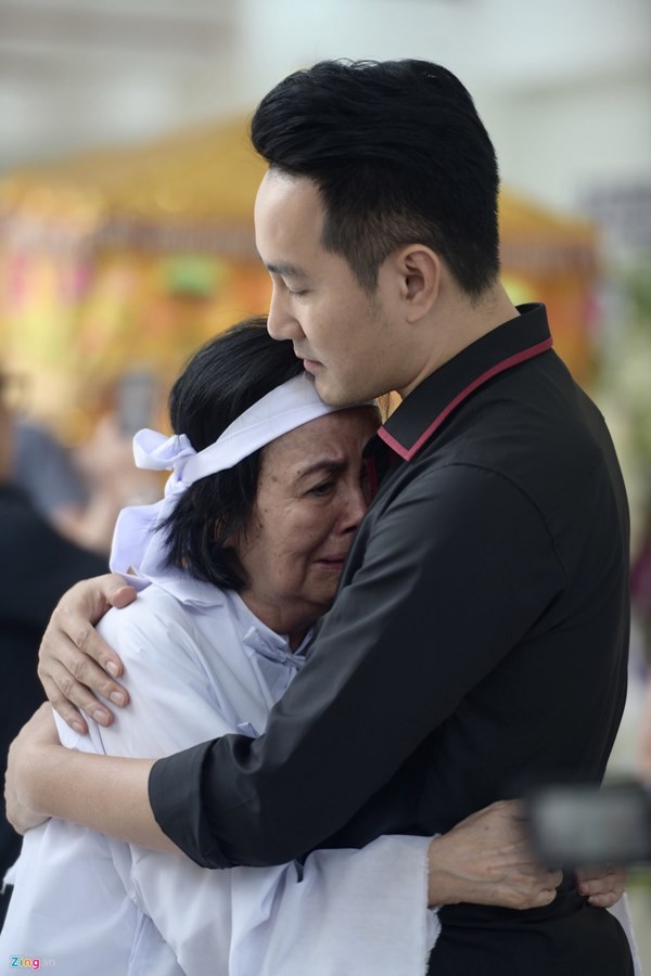 Chi Bảo, Vân Sơn và dàn nghệ sĩ đến viếng NSƯT Chánh Tín-6