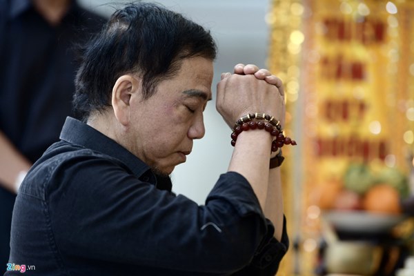 Chi Bảo, Vân Sơn và dàn nghệ sĩ đến viếng NSƯT Chánh Tín-8