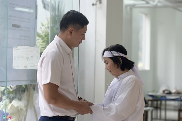 Chi Bảo, Vân Sơn và dàn nghệ sĩ đến viếng NSƯT Chánh Tín-12