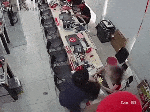 Clip: Nữ nhân viên cửa hàng điện thoại bất ngờ bị gã đàn ông tát thẳng tay, sự có mặt của một cháu bé càng làm dân mạng bức xúc