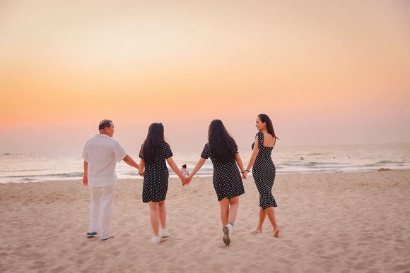 Vợ chồng Thuý Hạnh cùng hai con ngắm hoàng hôn ở Phú Quốc-8