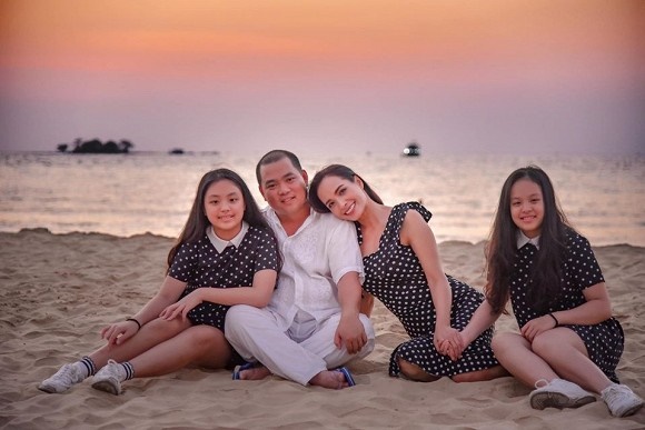 Vợ chồng Thuý Hạnh cùng hai con ngắm hoàng hôn ở Phú Quốc-2