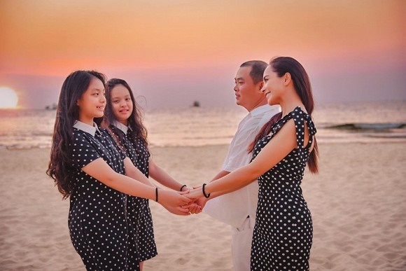 Vợ chồng Thuý Hạnh cùng hai con ngắm hoàng hôn ở Phú Quốc-4