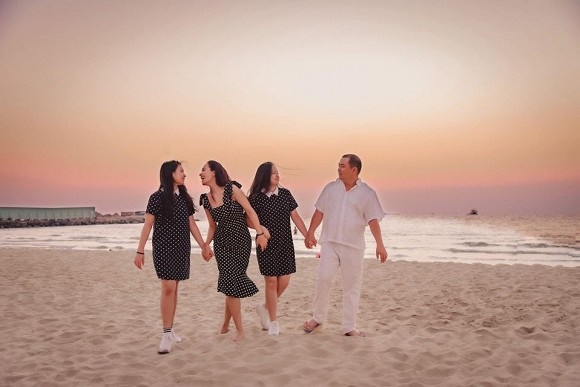 Vợ chồng Thuý Hạnh cùng hai con ngắm hoàng hôn ở Phú Quốc-7