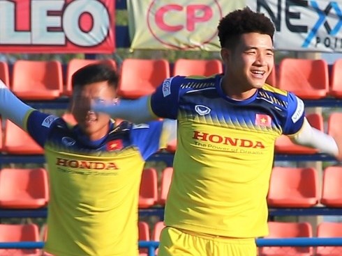 Buổi tập của U23 Việt Nam giữa thời tiết nóng bức ở Thái Lan