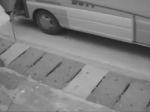 Xe buýt chạy ẩu khiến hành khách ngã xuống đường