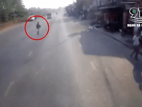 Một phụ nữ thoát chết trong gang tấc trước đầu xe bồn