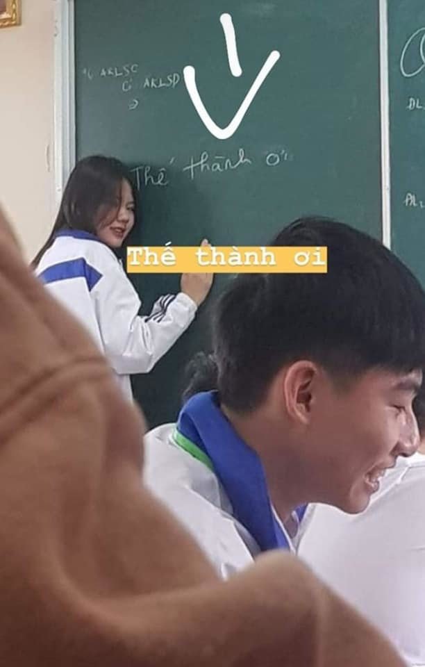 Bị gọi lên bảng giải bài tập, nữ sinh bí quá hóa liều phát đi tín hiệu cầu cứu bất chấp như này-1