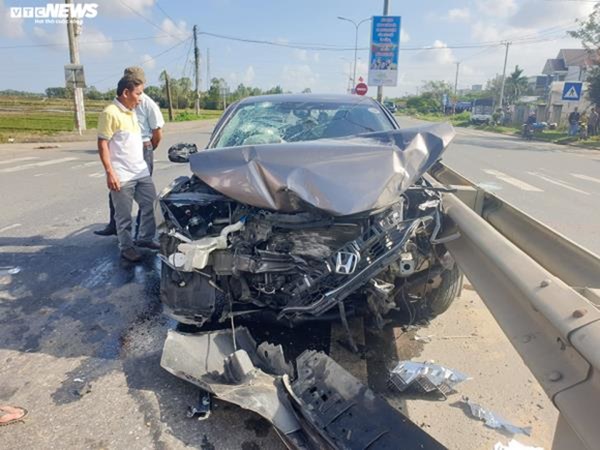 Container kéo lê ô tô hơn 20m, 4 người trọng thương-1