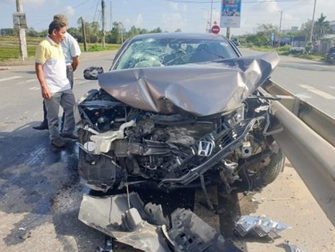 Container kéo lê ô tô hơn 20m, 4 người trọng thương