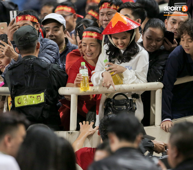 Mẹ trung vệ Duy Mạnh: Ai nói Quỳnh Anh tiểu thư ở đâu chứ về nhà giản dị và ngoan hiền lắm-4