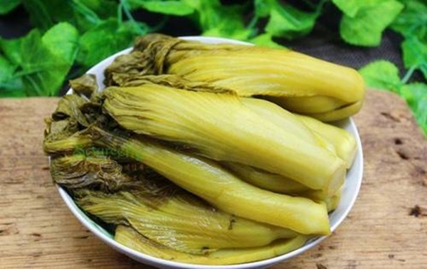 Mùa rau cải muối dưa chua theo cách này sẽ vàng ruộm thơm ngon, để lâu không lo khú hỏng-1