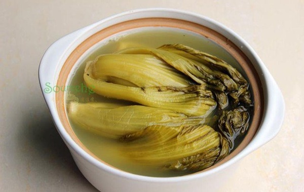 Mùa rau cải muối dưa chua theo cách này sẽ vàng ruộm thơm ngon, để lâu không lo khú hỏng-7