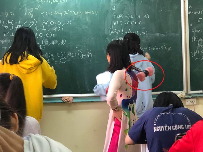 Tưởng cô giáo nghiêm khắc thế nào, nhìn tới cây thước đang cầm trên tay ai nấy hú hét vì quá đáng yêu-1
