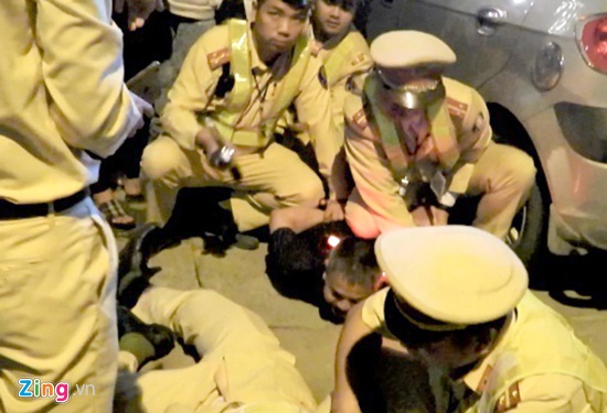 Không chịu đo nồng độ cồn, tài xế đánh cảnh sát giao thông-1