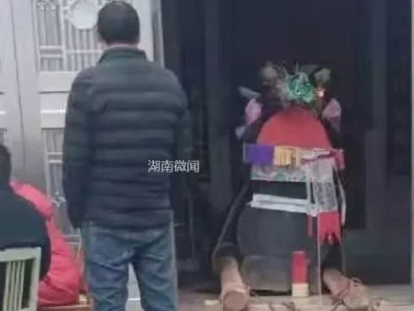 Sợ bị lây xui xẻo từ đám tang trong xóm, một nhóm người đổ chất thải lên quan tài, phản ứng của gia chủ mới là điều đáng nói-1