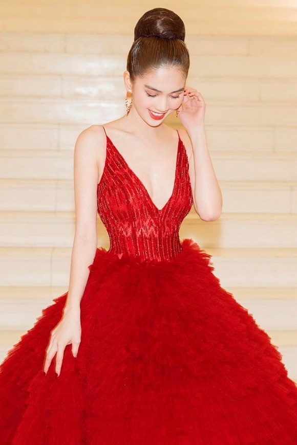 Ngọc Trinh diện đầm đỏ nóng bỏng, lộng lẫy như bà hoàng-1