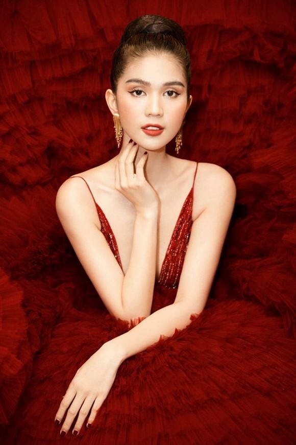 Ngọc Trinh diện đầm đỏ nóng bỏng, lộng lẫy như bà hoàng-10